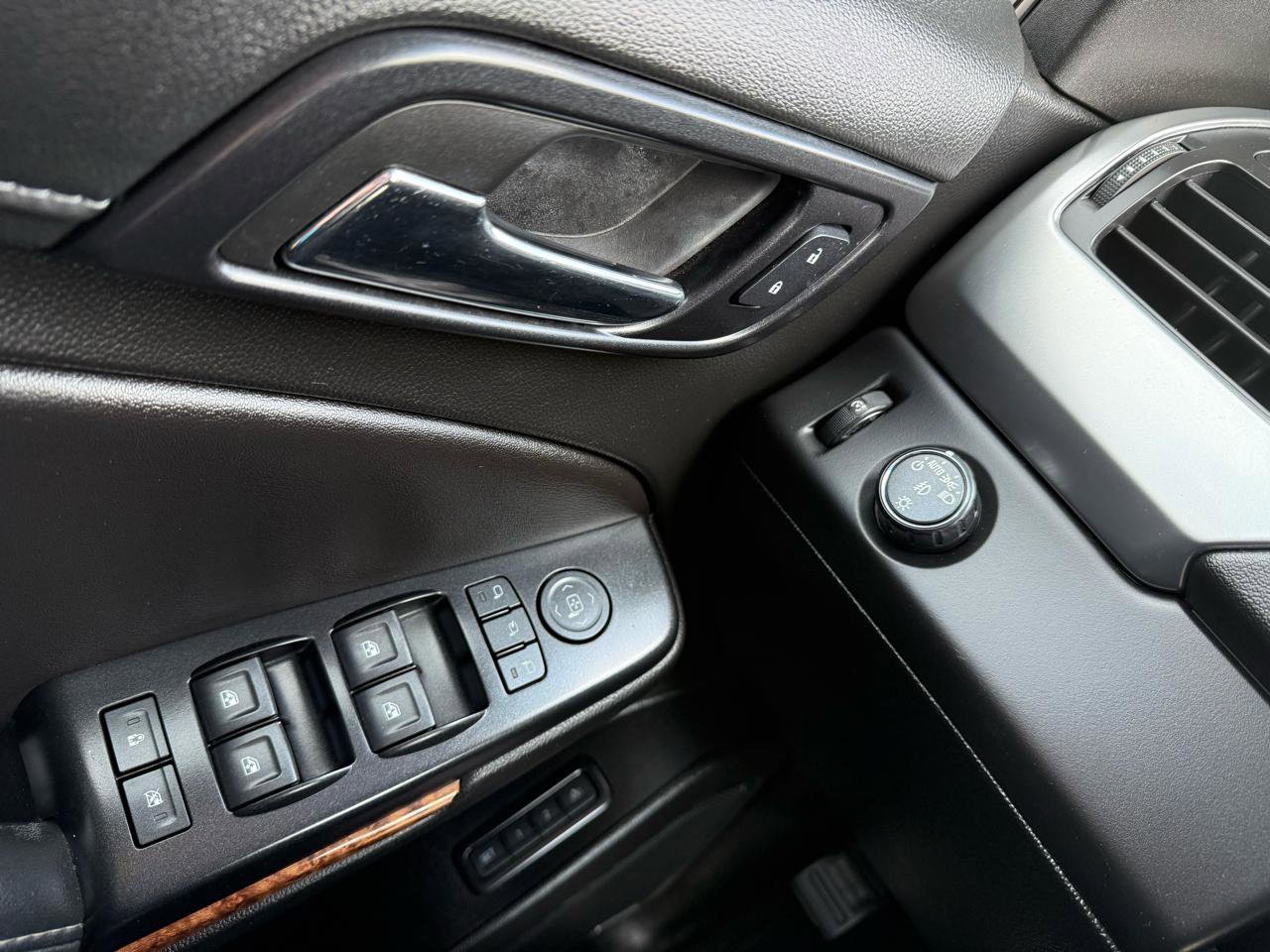 Used 2018 Chevrolet Suburban Premier image 33