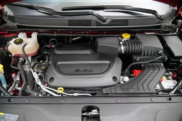 Used 2025 Chrysler Pacifica Select image 11