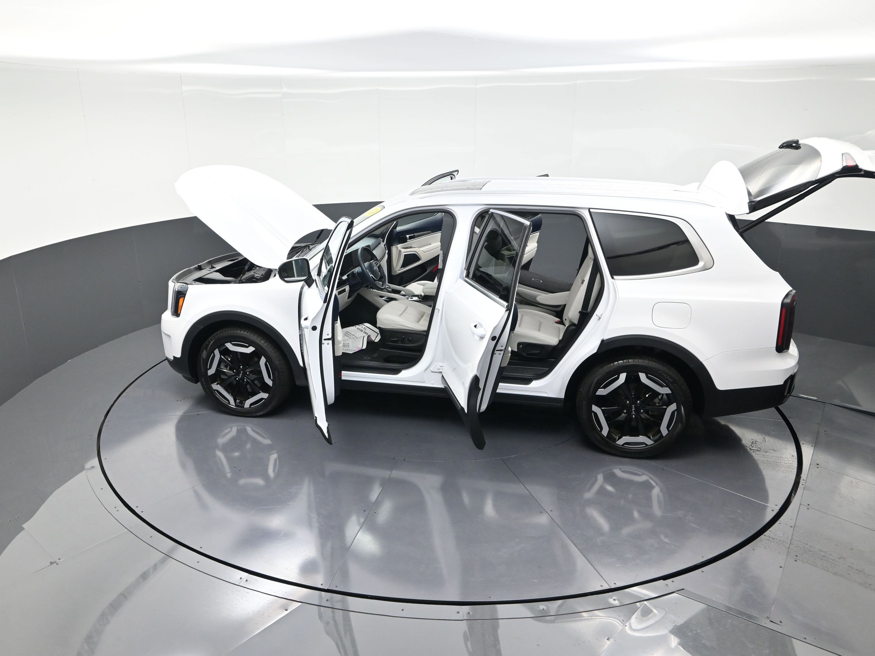 Used 2024 Kia Telluride EX w/ EX Captain's Chair Package image 15
