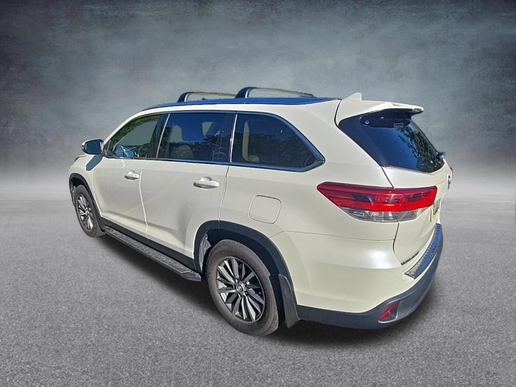 Used 2019 Toyota Highlander XLE w/ Carpet Mat Package (TMS) AWD/4WD image 4