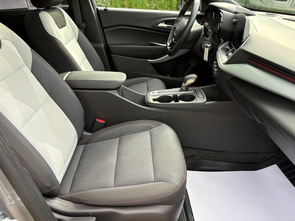 Used 2025 Chevrolet Trax RS w/ Sunroof Package FWD image 29