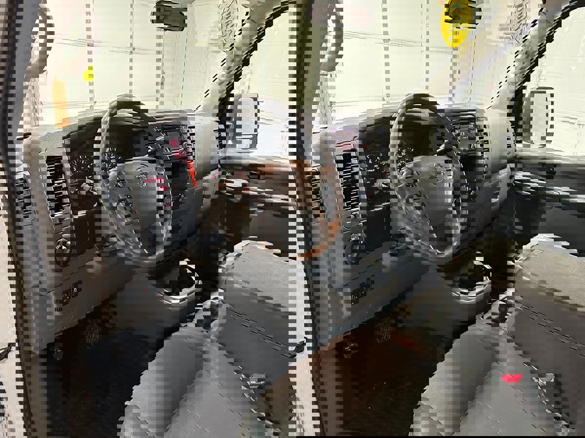 Used 2018 Nissan NV 2500 SV w/ Rear Door Glass Package image 23