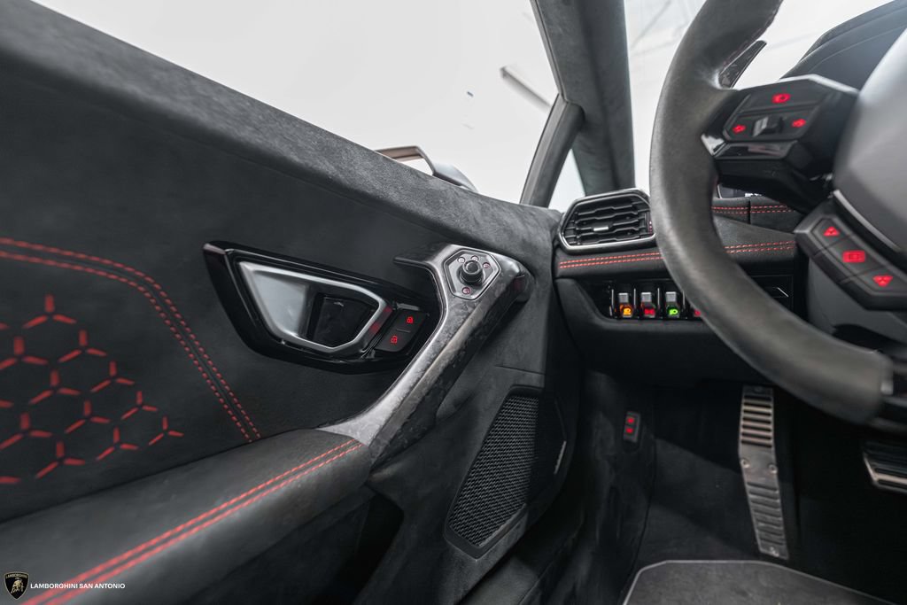 Used 2018 Lamborghini Huracan Performante AWD/4WD image 43