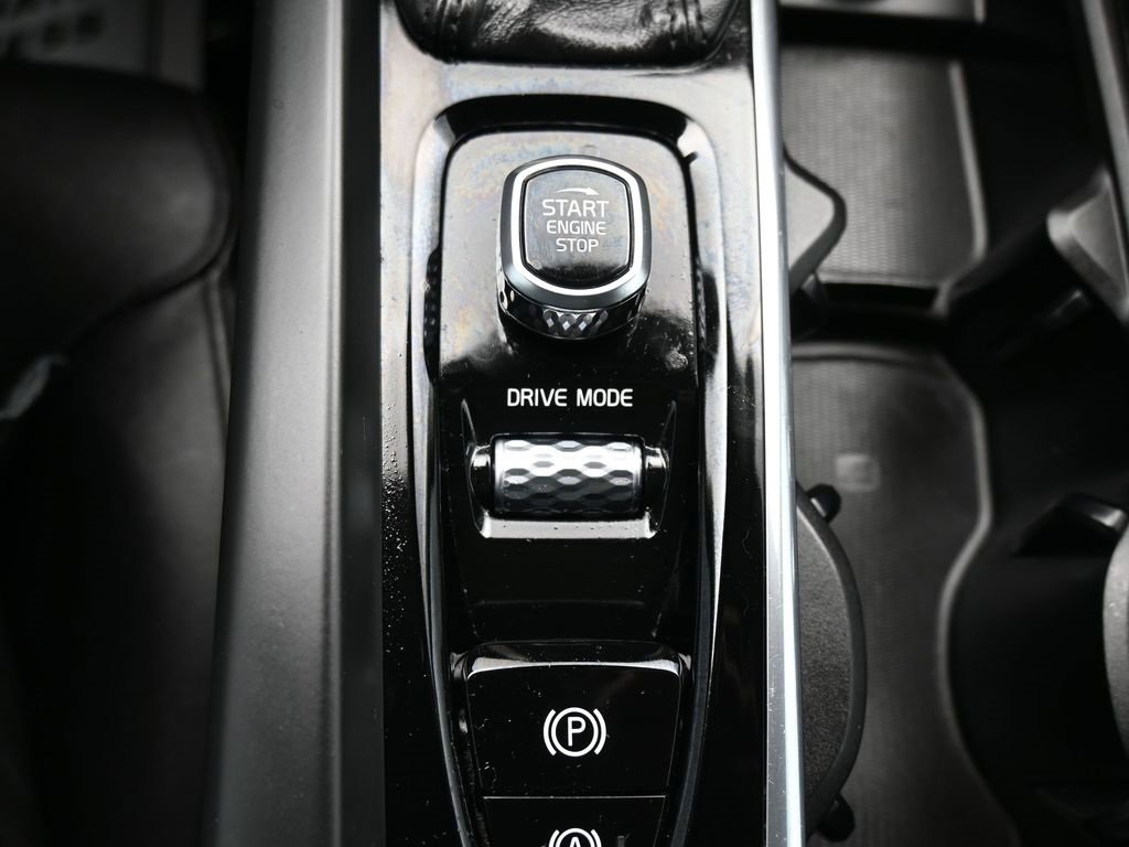 Used 2019 Volvo XC60 T6 Momentum w/ Multimedia Package image 29
