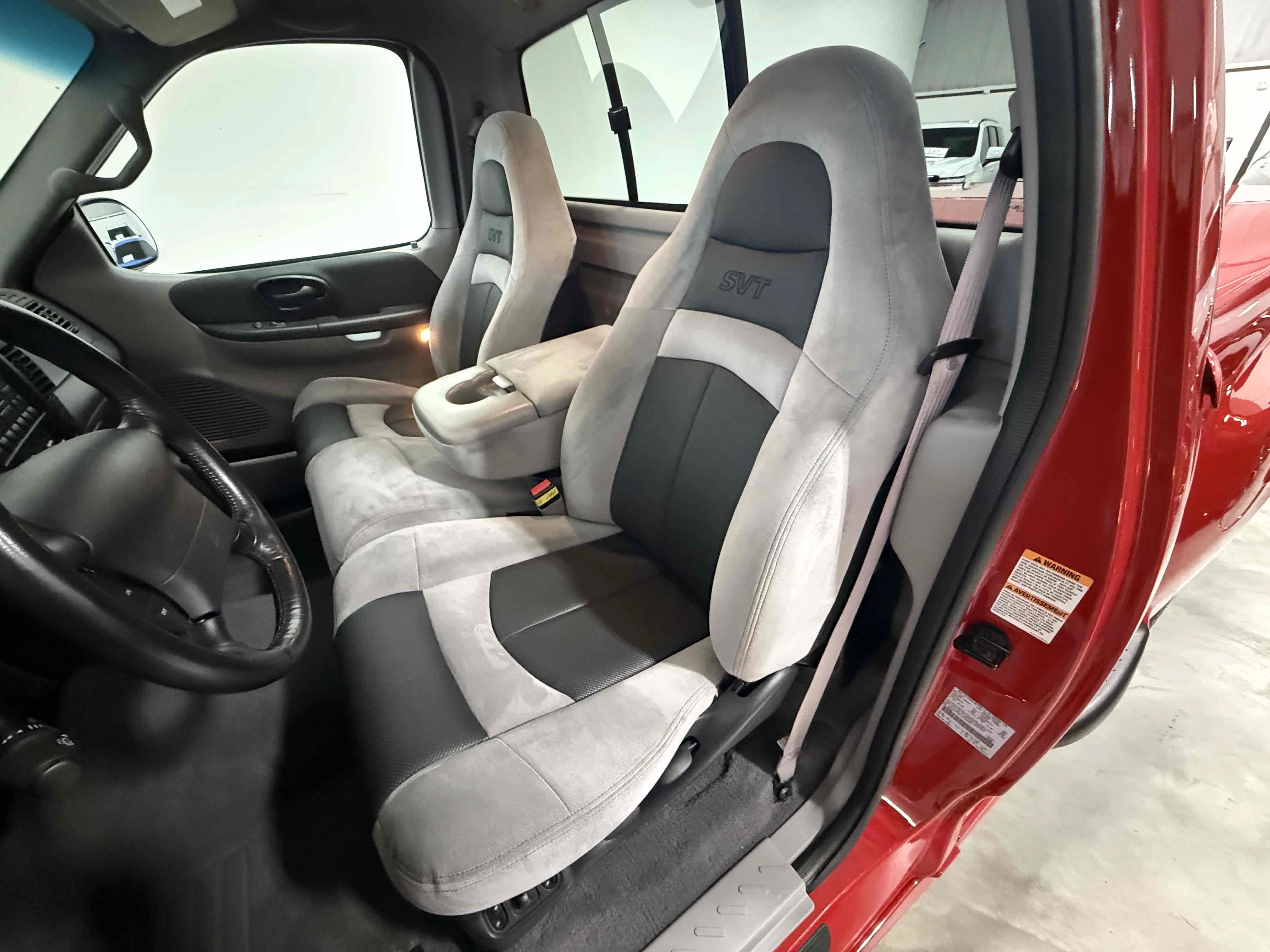 Used 2001 Ford F150 Lightning RWD image 2