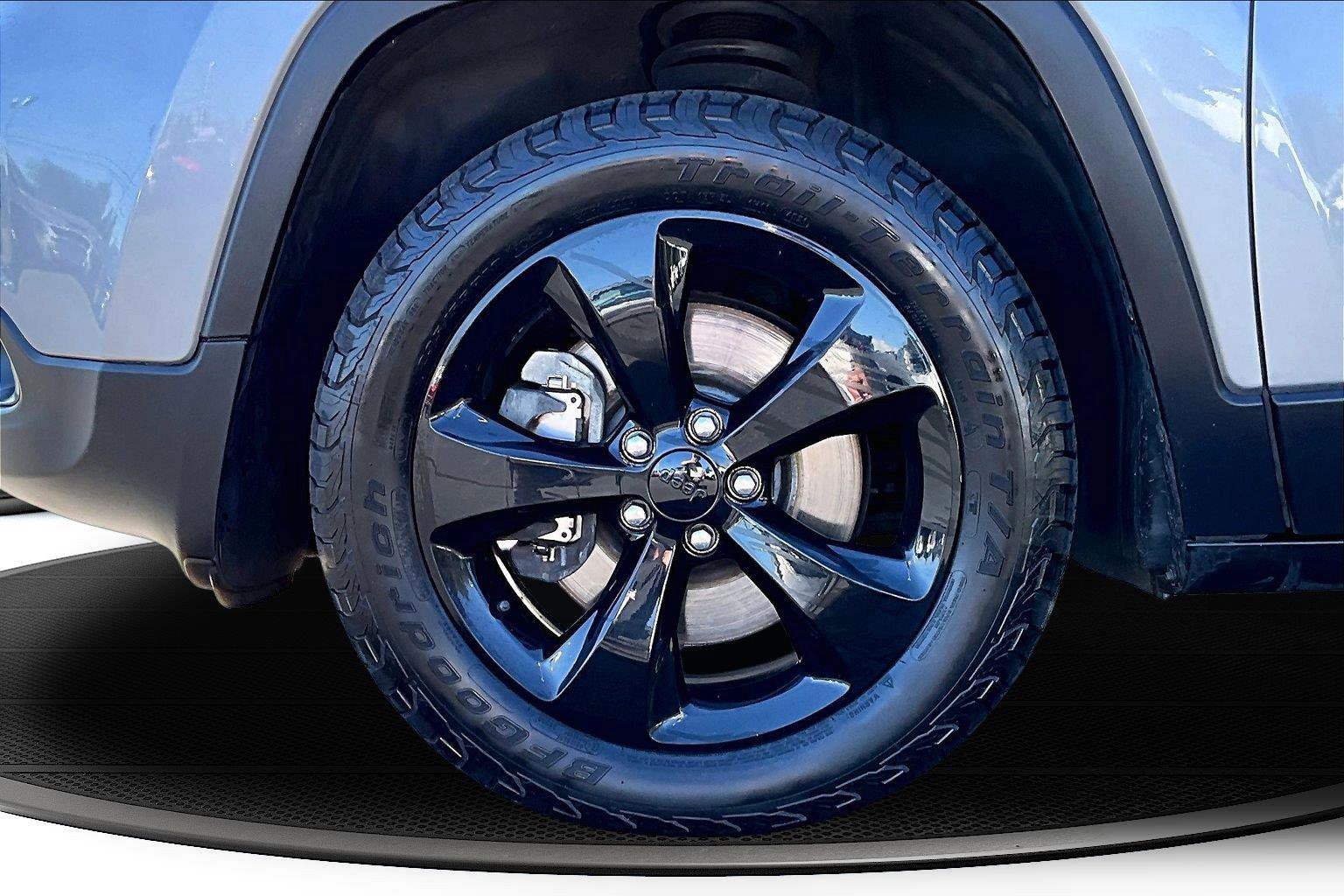 Used 2018 Jeep Cherokee Latitude w/ Altitude Package AWD/4WD image 35