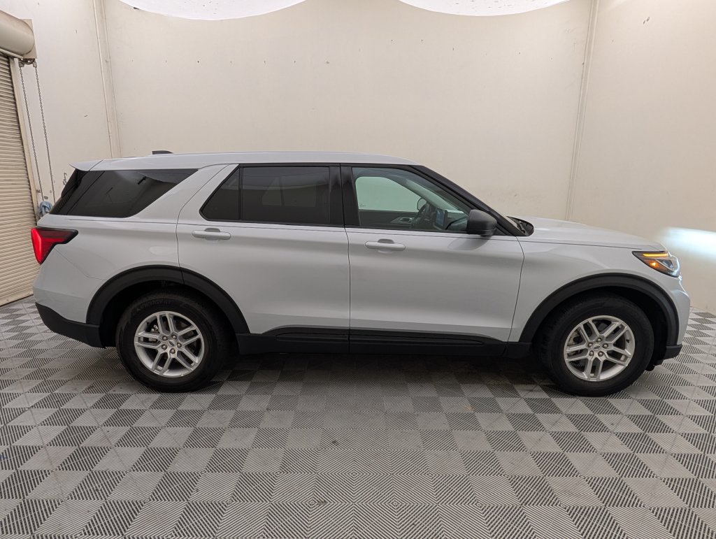 Used 2026 Ford Explorer Active RWD image 2