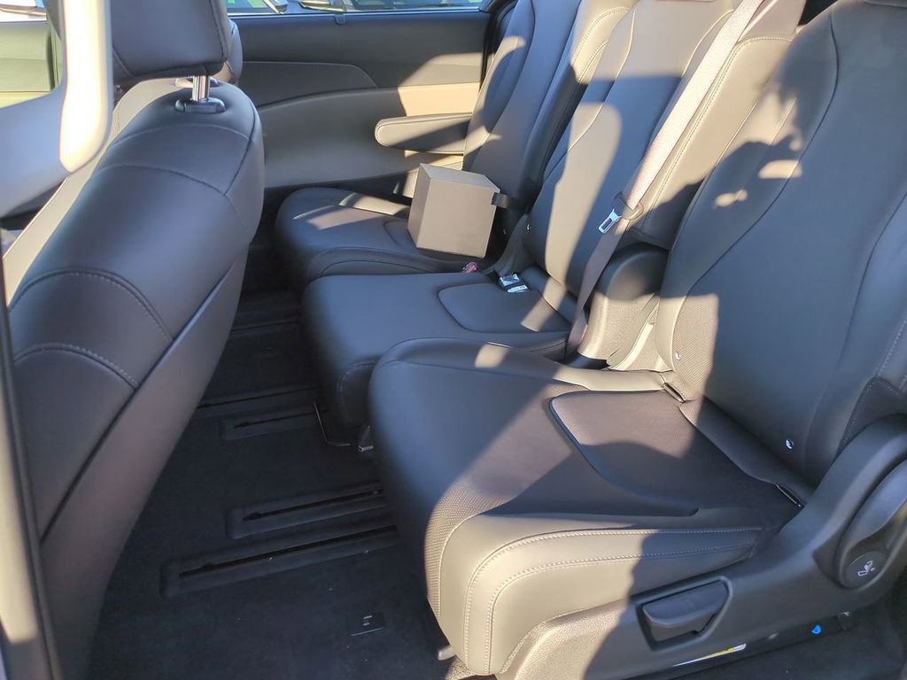 New 2026 Kia Carnival EX FWD image 23