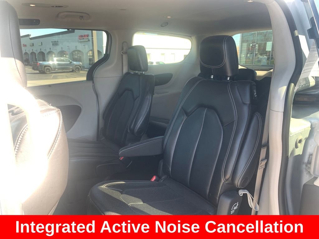 Used 2023 Chrysler Pacifica Touring-L FWD image 10