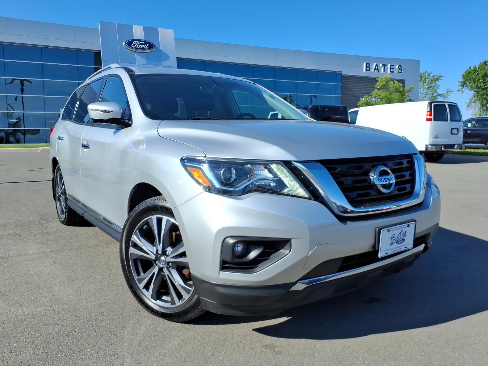 Used 2017 Nissan Pathfinder Platinum w/ Family Entertainment Package AWD/4WD image 1