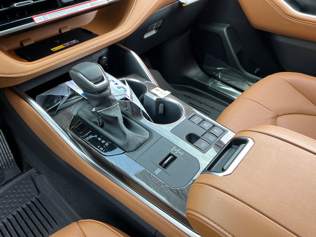 New 2026 Toyota Highlander Platinum image 19