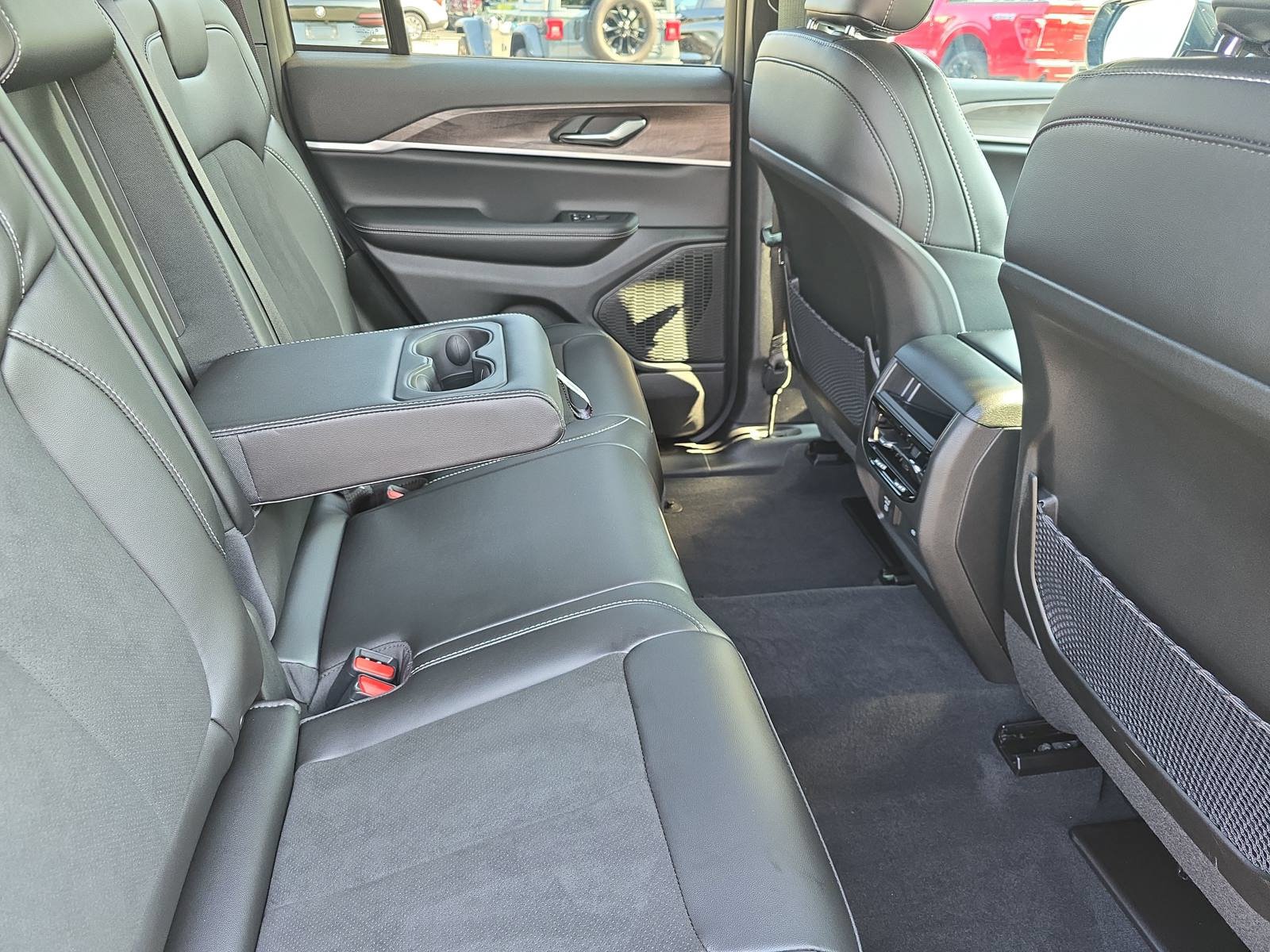Used 2026 Jeep Grand Cherokee Altitude AWD/4WD image 13