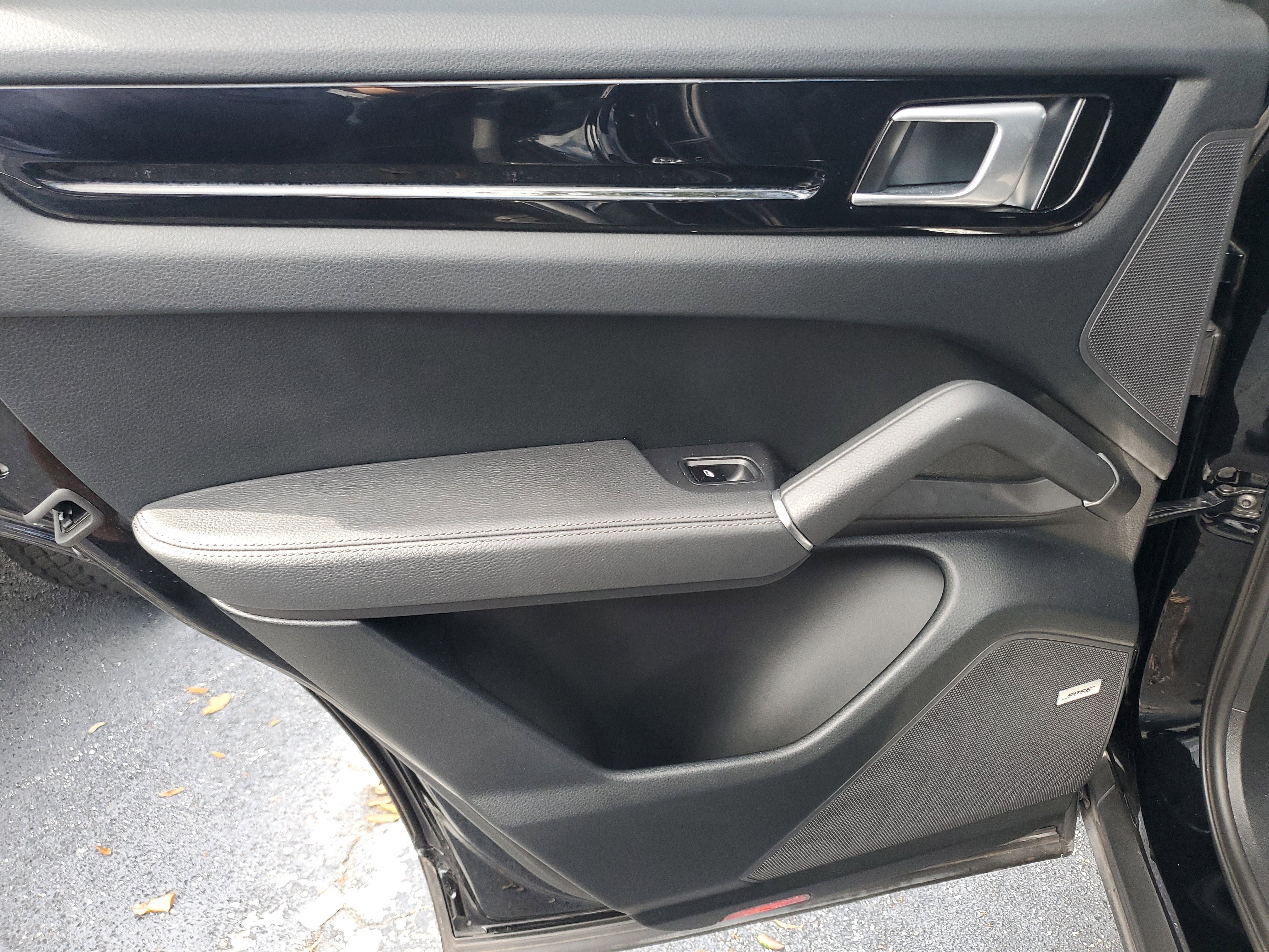 Used 2019 Porsche Cayenne Base image 2