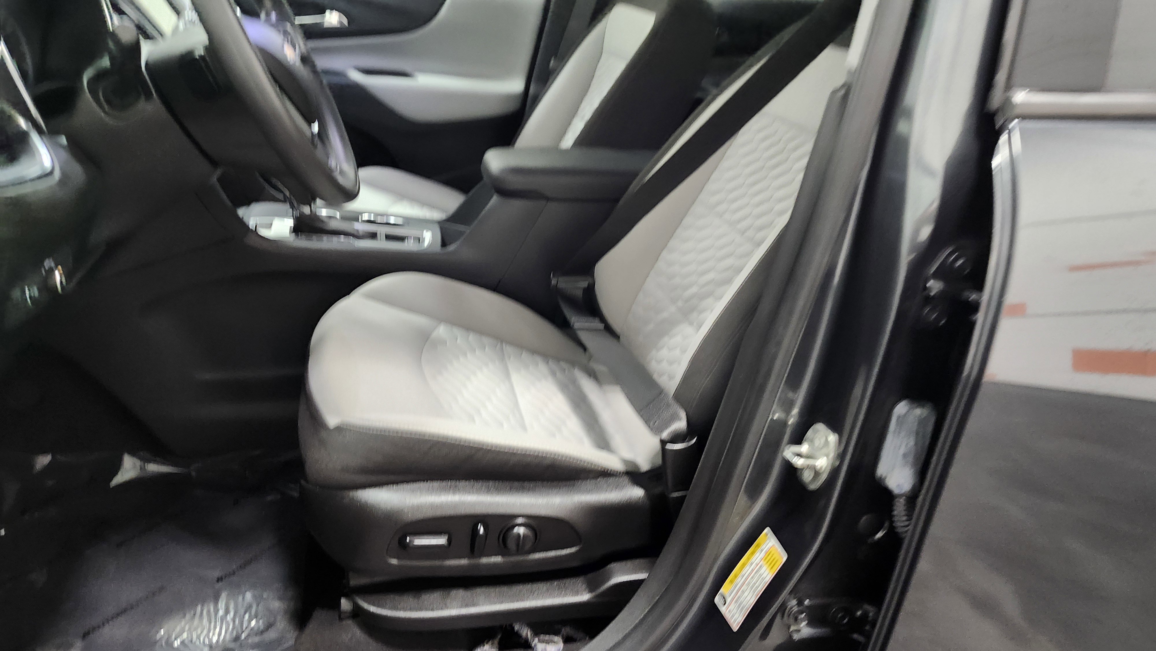 Used 2019 Chevrolet Equinox LS w/ LS Convenience Package image 23
