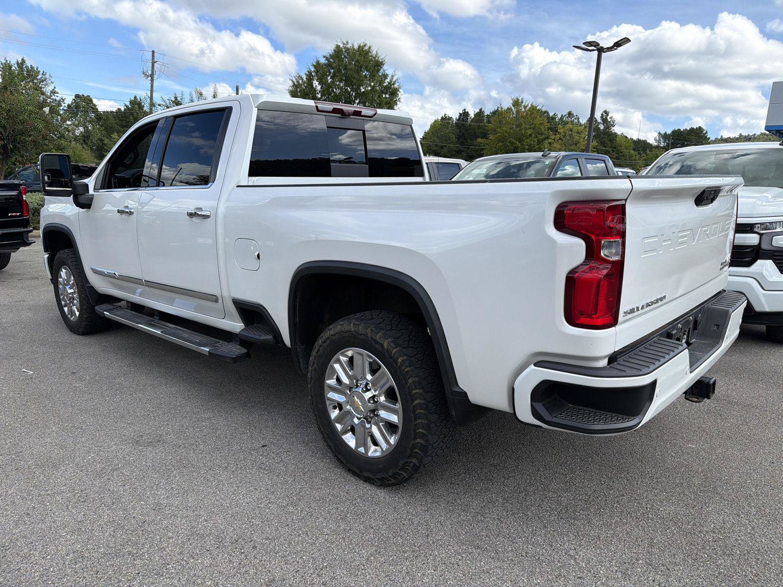Used 2024 Chevrolet Silverado 2500 High Country w/ Technology Package AWD/4WD image 2