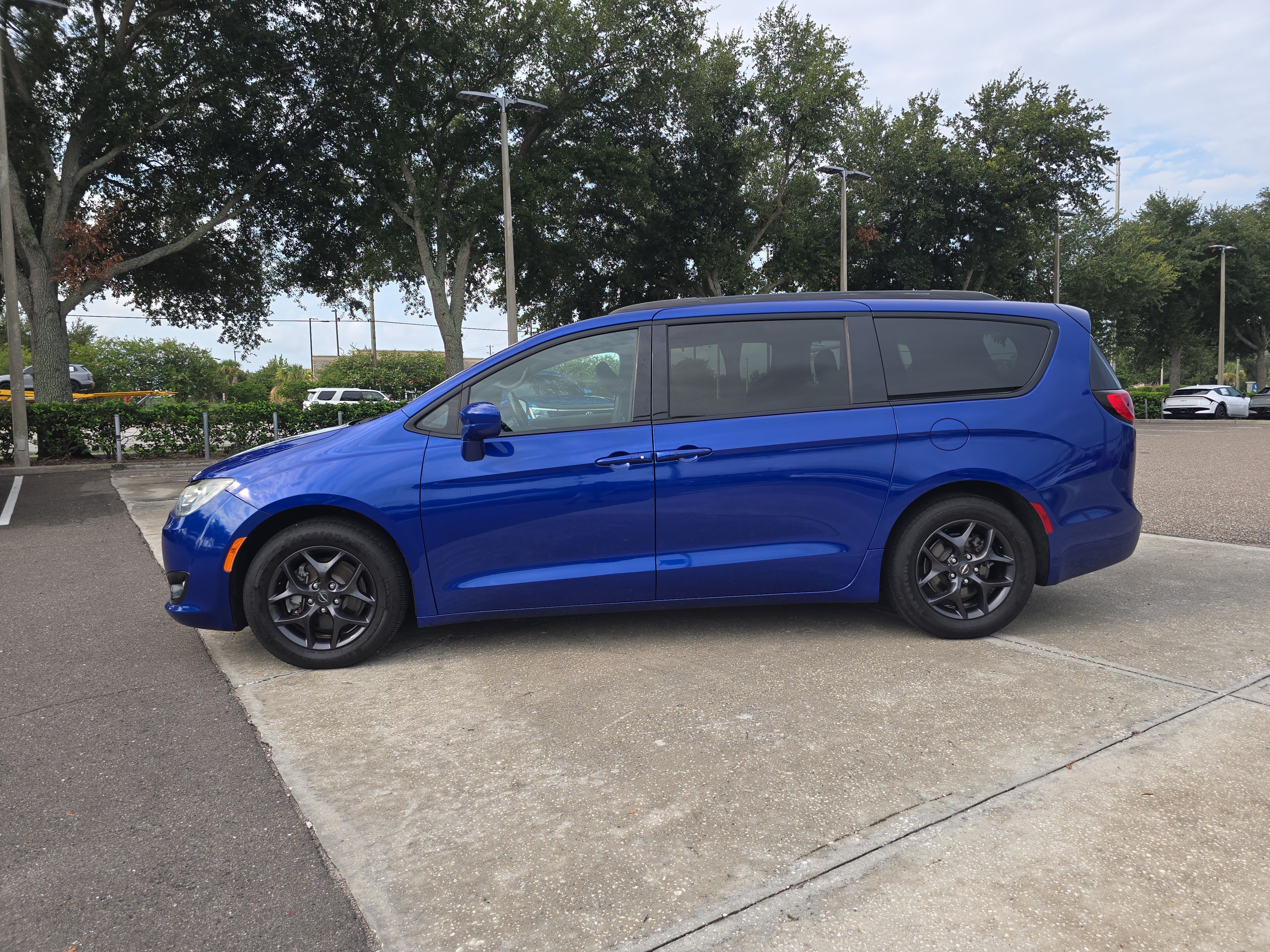 Used 2019 Chrysler Pacifica Touring-L w/ S Appearance Package FWD image 5