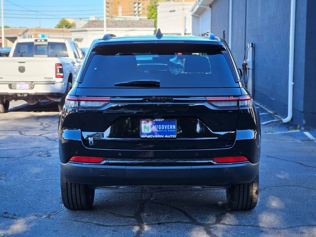 New 2025 Jeep Grand Cherokee Altitude image 4