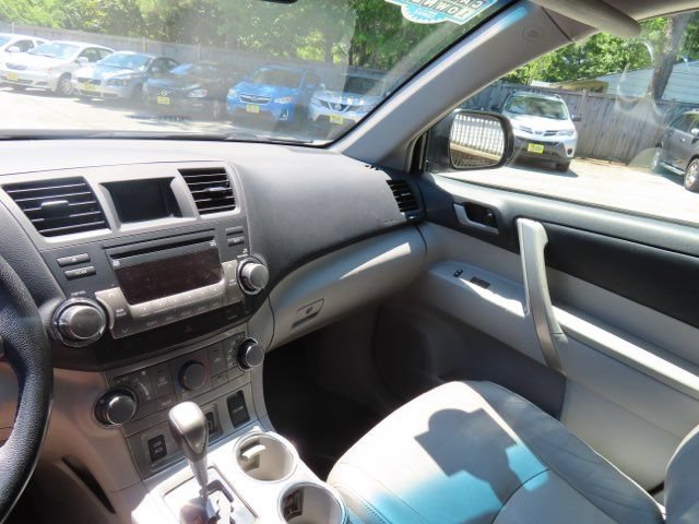 Used 2012 Toyota Highlander SE w/ Tow Pkg AWD/4WD image 25