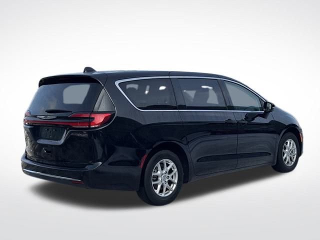 Certified 2024 Chrysler Pacifica Touring-L image 6