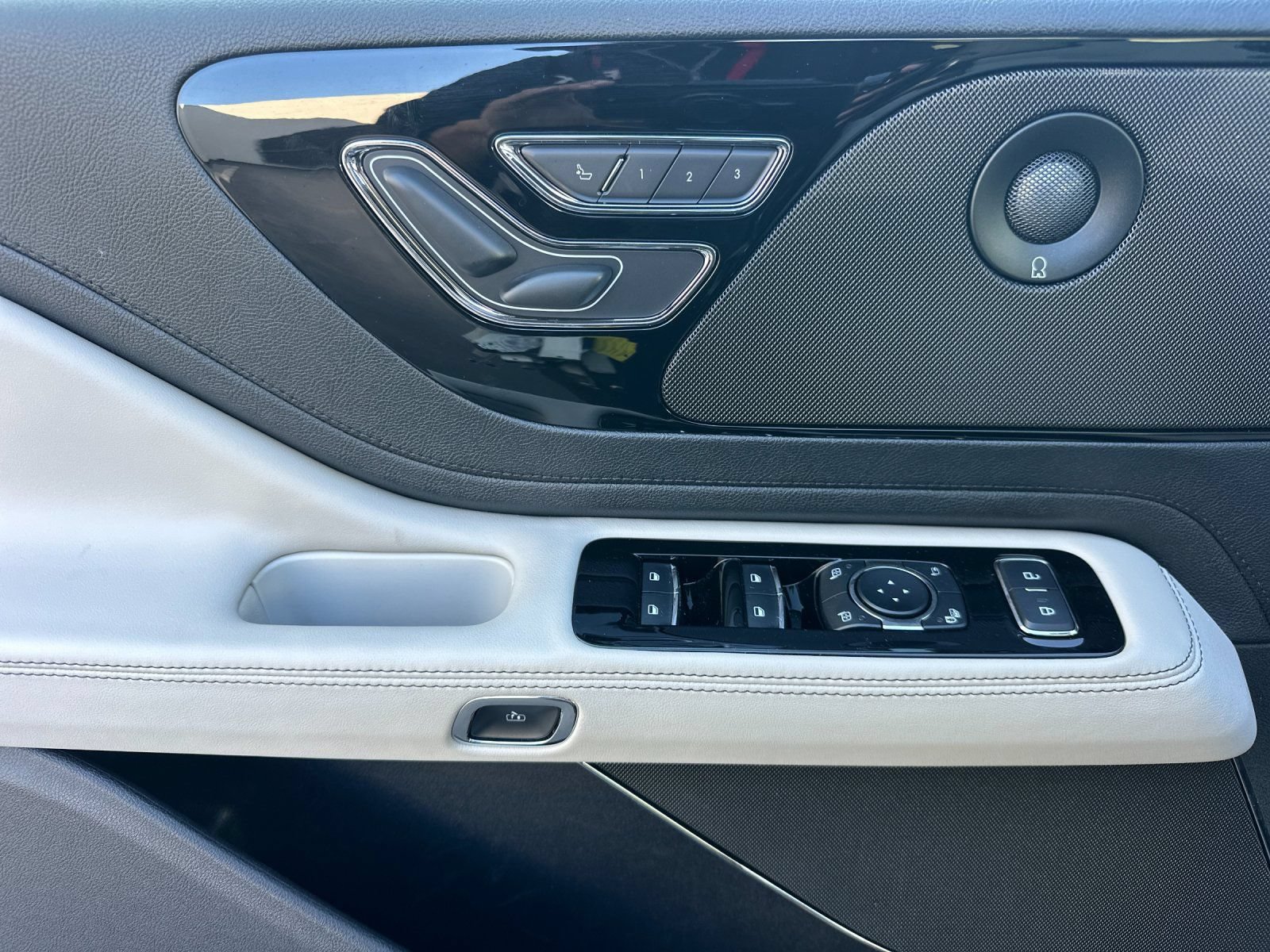 New 2026 Lincoln Aviator AWD image 10