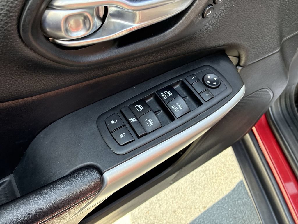 Used 2017 Jeep Cherokee Trailhawk AWD/4WD image 13