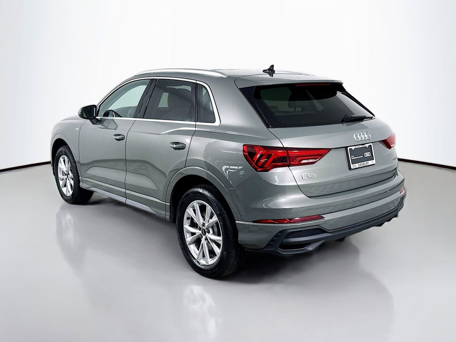 Used 2023 Audi Q3 2.0T Premium w/ Convenience Package AWD/4WD image 3