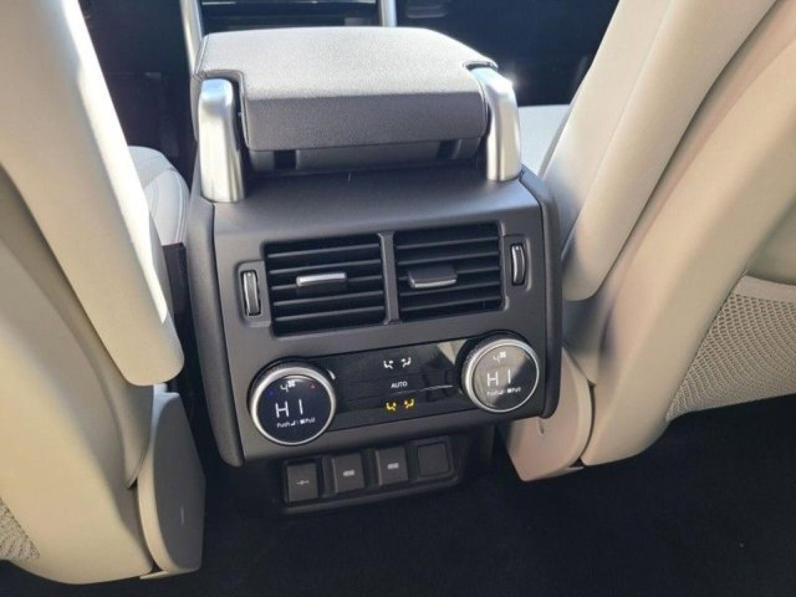 Certified 2024 Land Rover Discovery S image 16