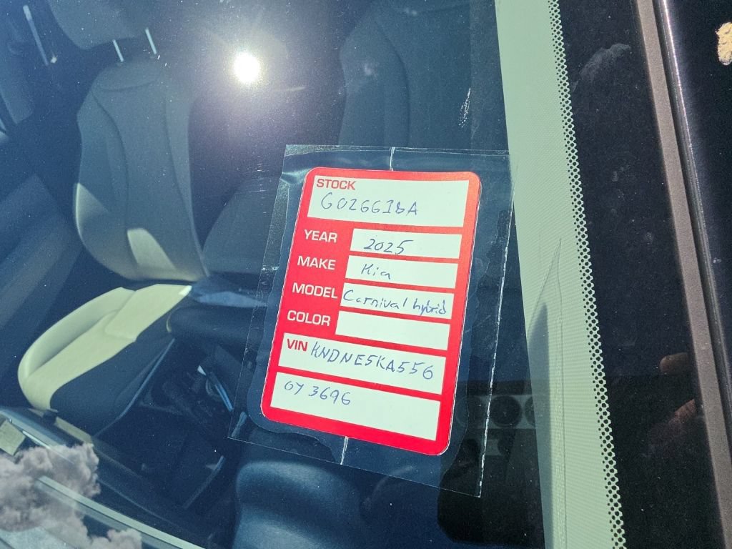 Certified 2025 Kia Carnival SX FWD image 8