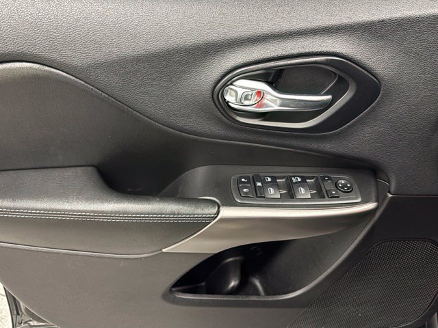 Used 2019 Jeep Cherokee Latitude w/ Cold Weather Group FWD image 14