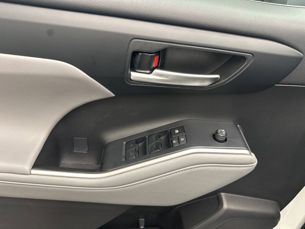 Used 2023 Toyota Highlander XLE image 27