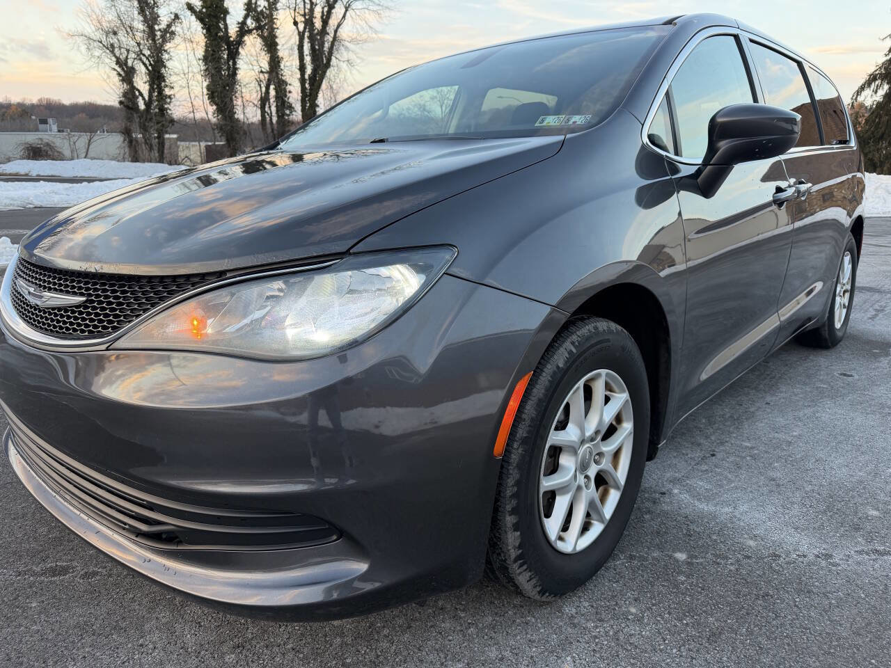 Used 2017 Chrysler Pacifica Touring image 2