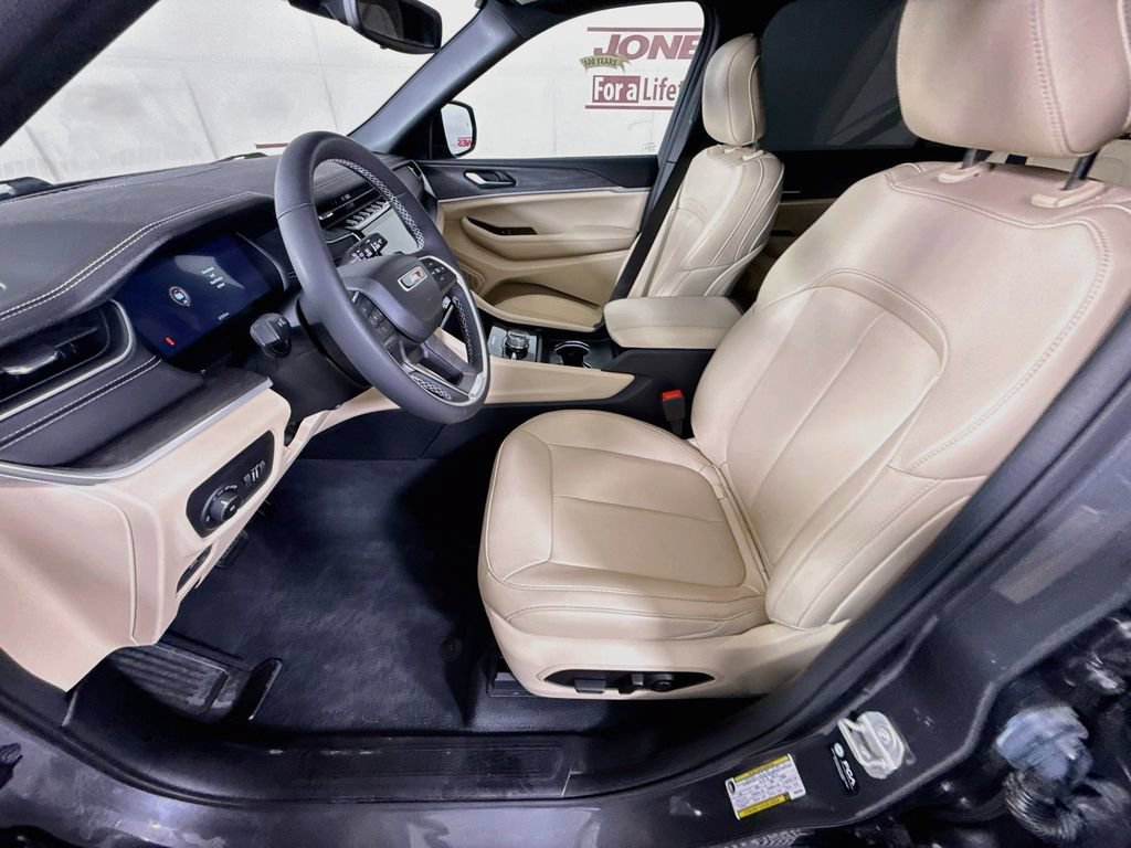 Used 2023 Jeep Grand Cherokee L Limited AWD/4WD image 25