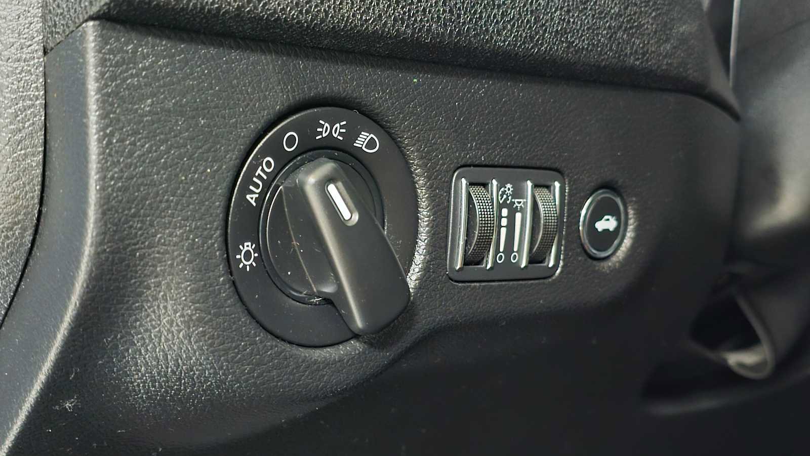 Used 2019 Dodge Charger SXT w/ Blacktop Package image 24