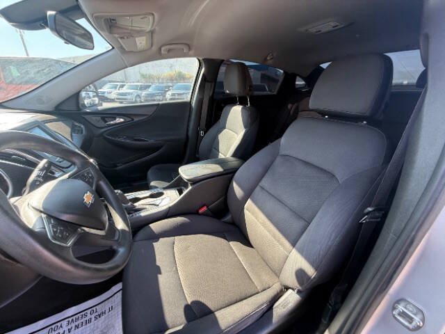 Used 2017 Chevrolet Malibu LT FWD image 15
