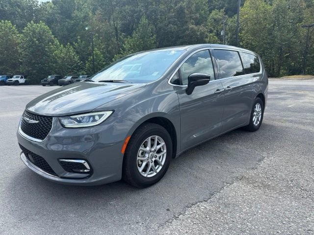 Used 2025 Chrysler Pacifica Select FWD image 2