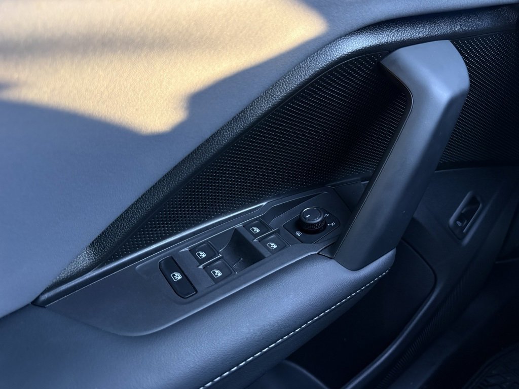 Used 2025 Volkswagen Tiguan SE R-Line image 12