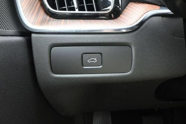 Used 2024 Volvo XC60 B5 Plus w/ Protection Package Premier AWD/4WD image 24