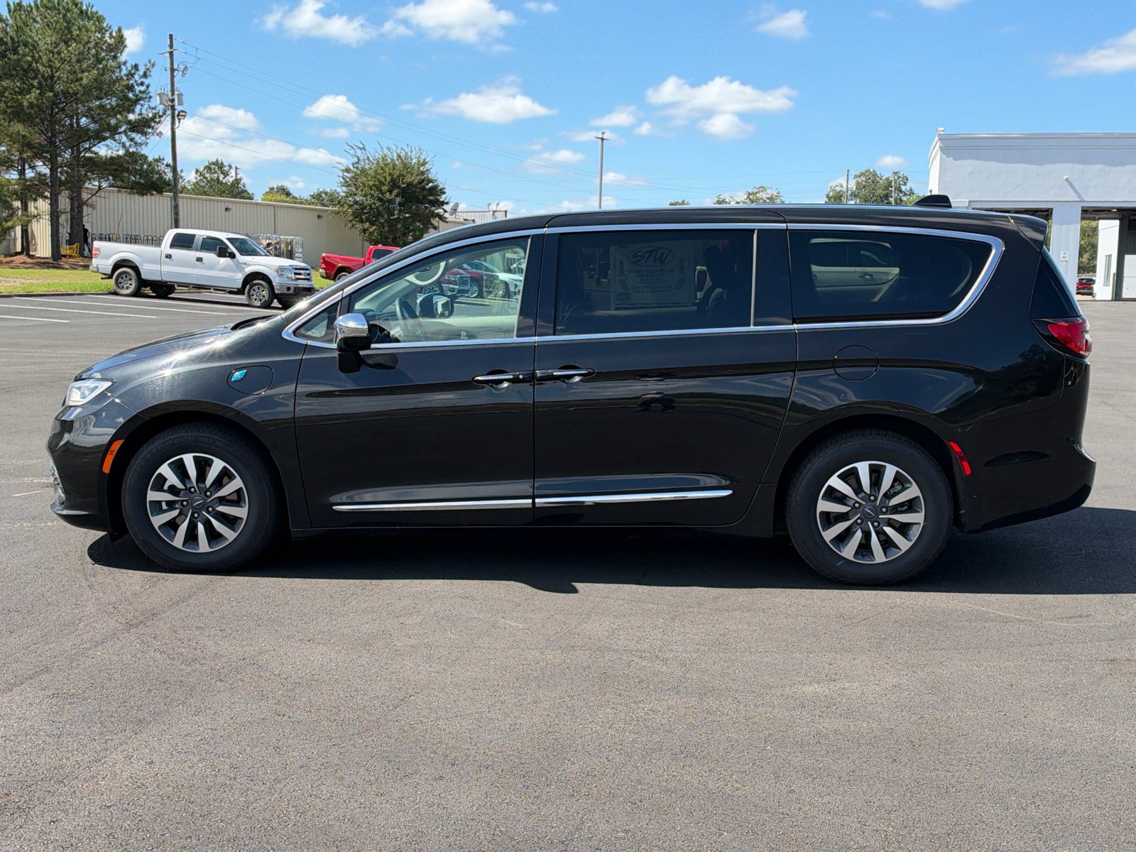 Used 2023 Chrysler Pacifica Limited FWD image 8
