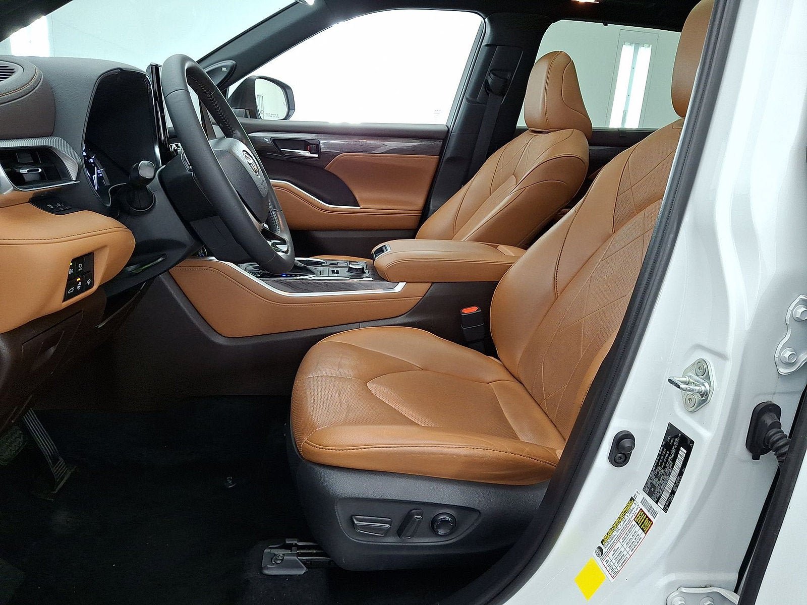 Used 2022 Toyota Highlander Platinum AWD/4WD image 3