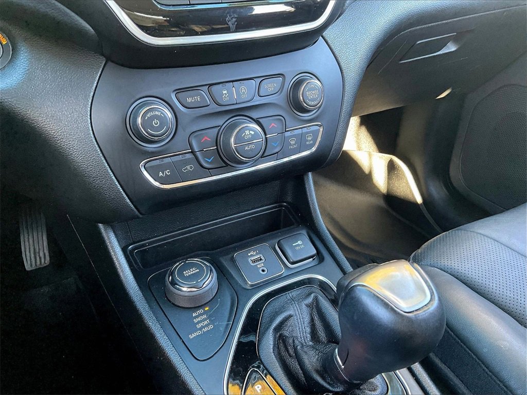 Used 2021 Jeep Cherokee Limited w/ Elite Package image 12