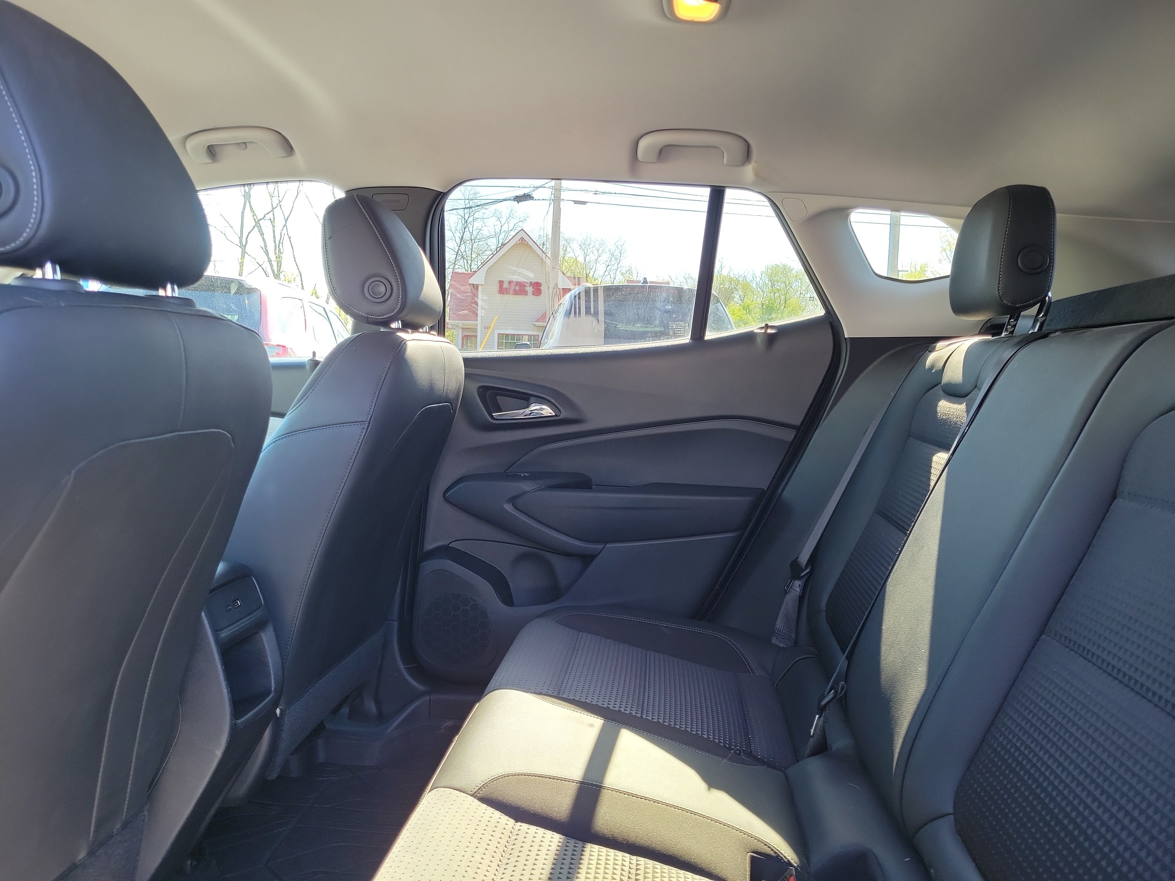 Used 2024 Chevrolet Trax LT w/ LT Convenience Package FWD image 11