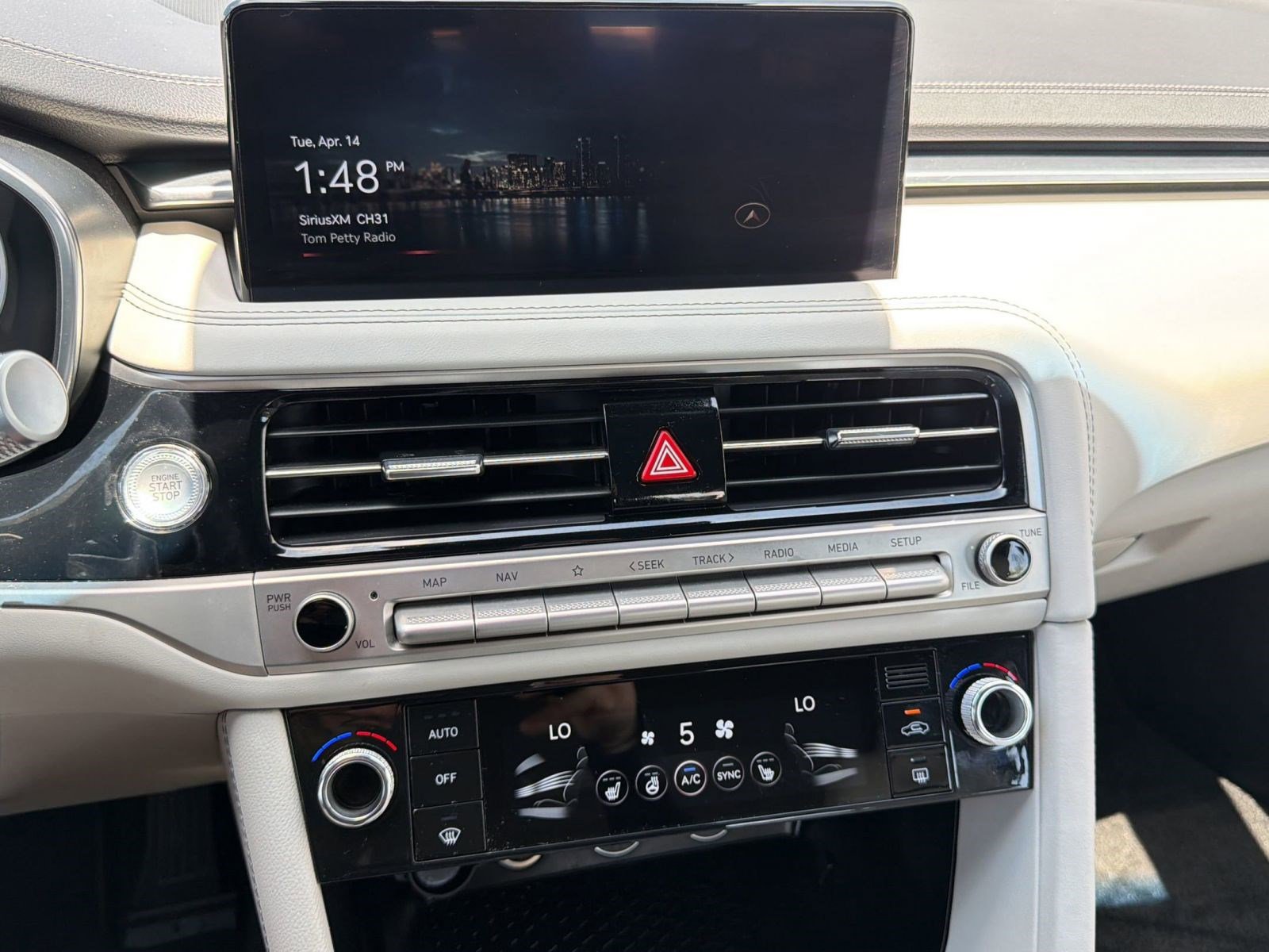 Used 2025 Genesis G70 2.5T image 22