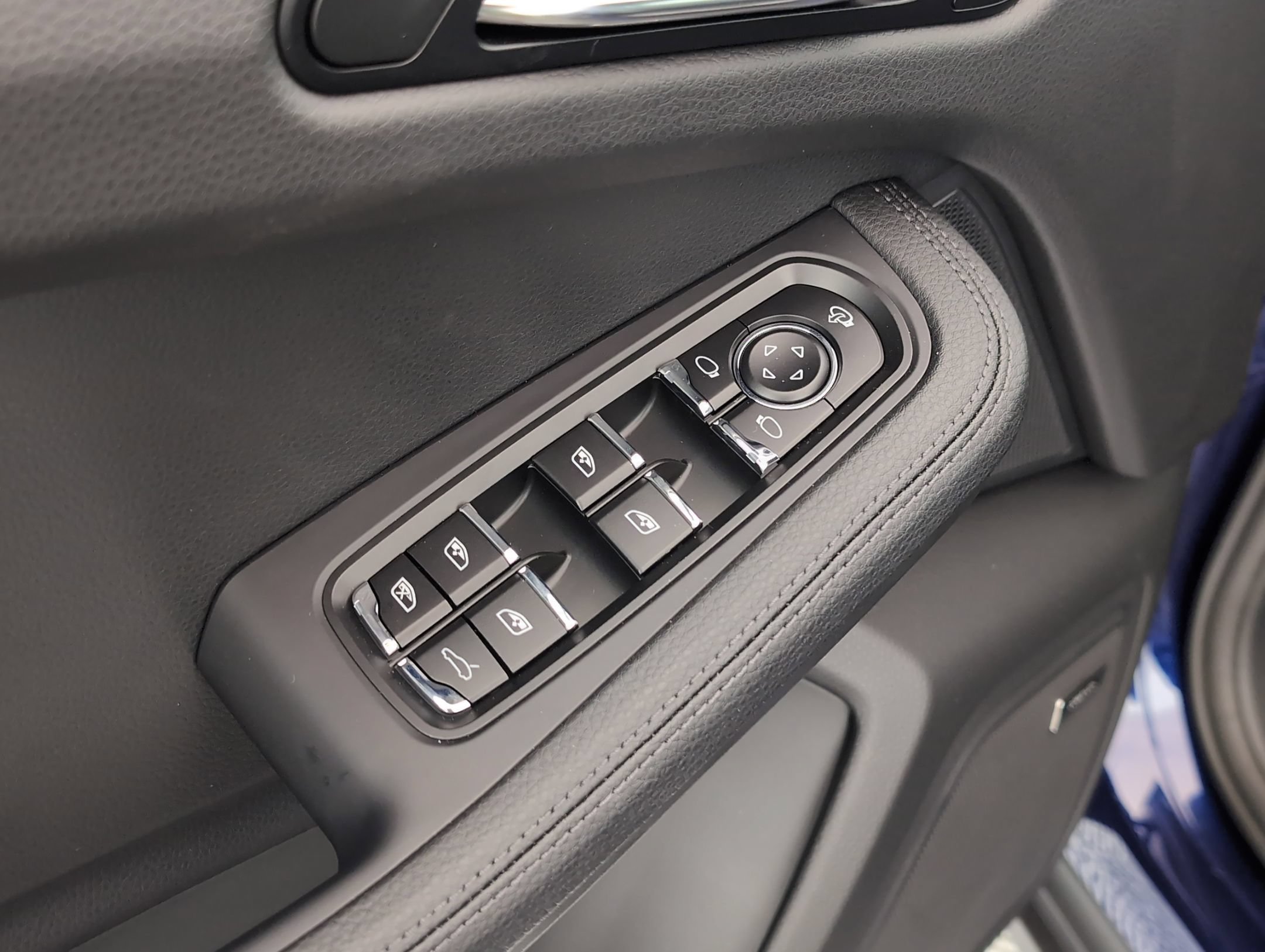 Certified 2025 Porsche Macan AWD/4WD image 17
