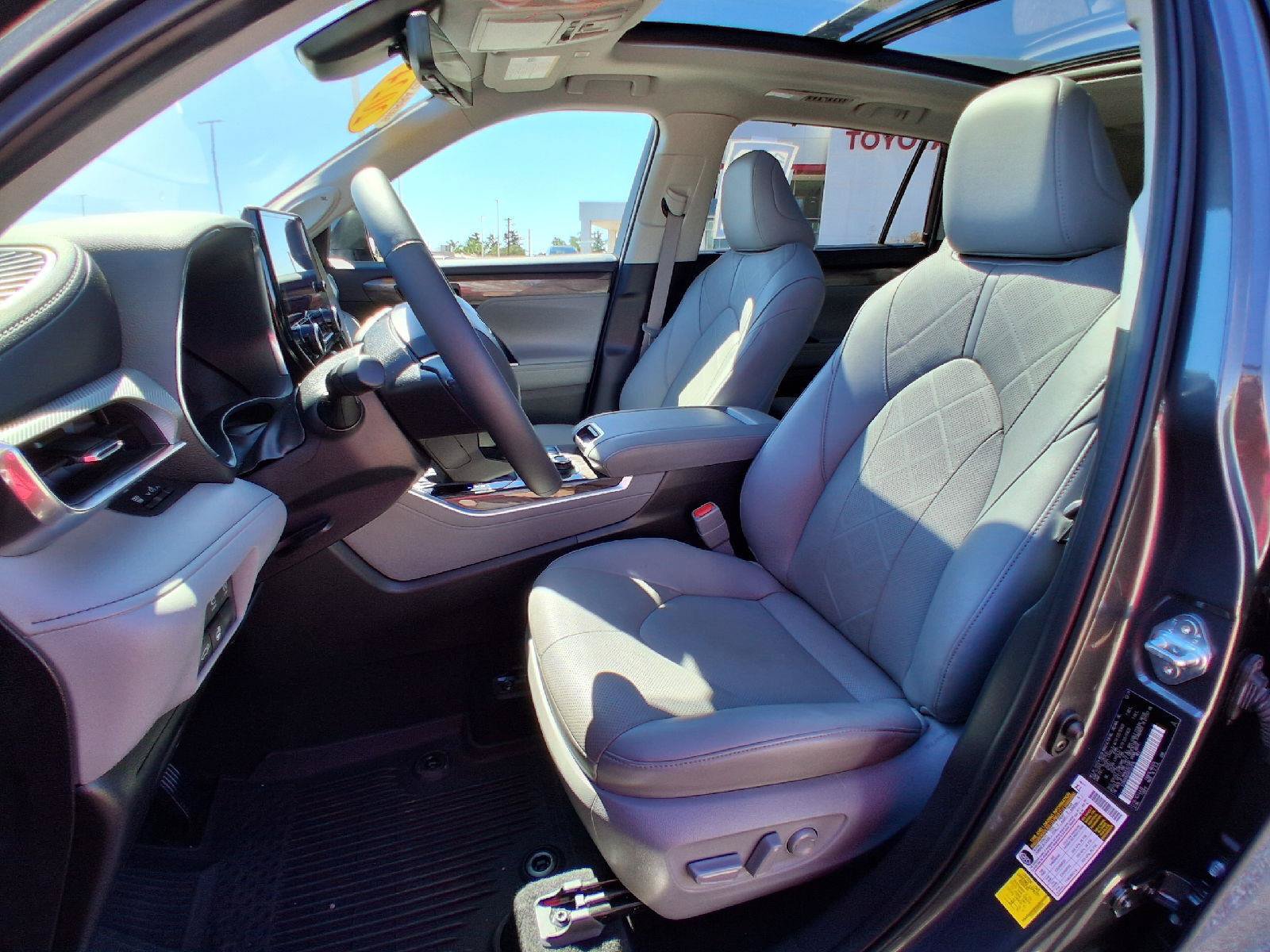 Certified 2024 Toyota Highlander Platinum AWD/4WD image 17