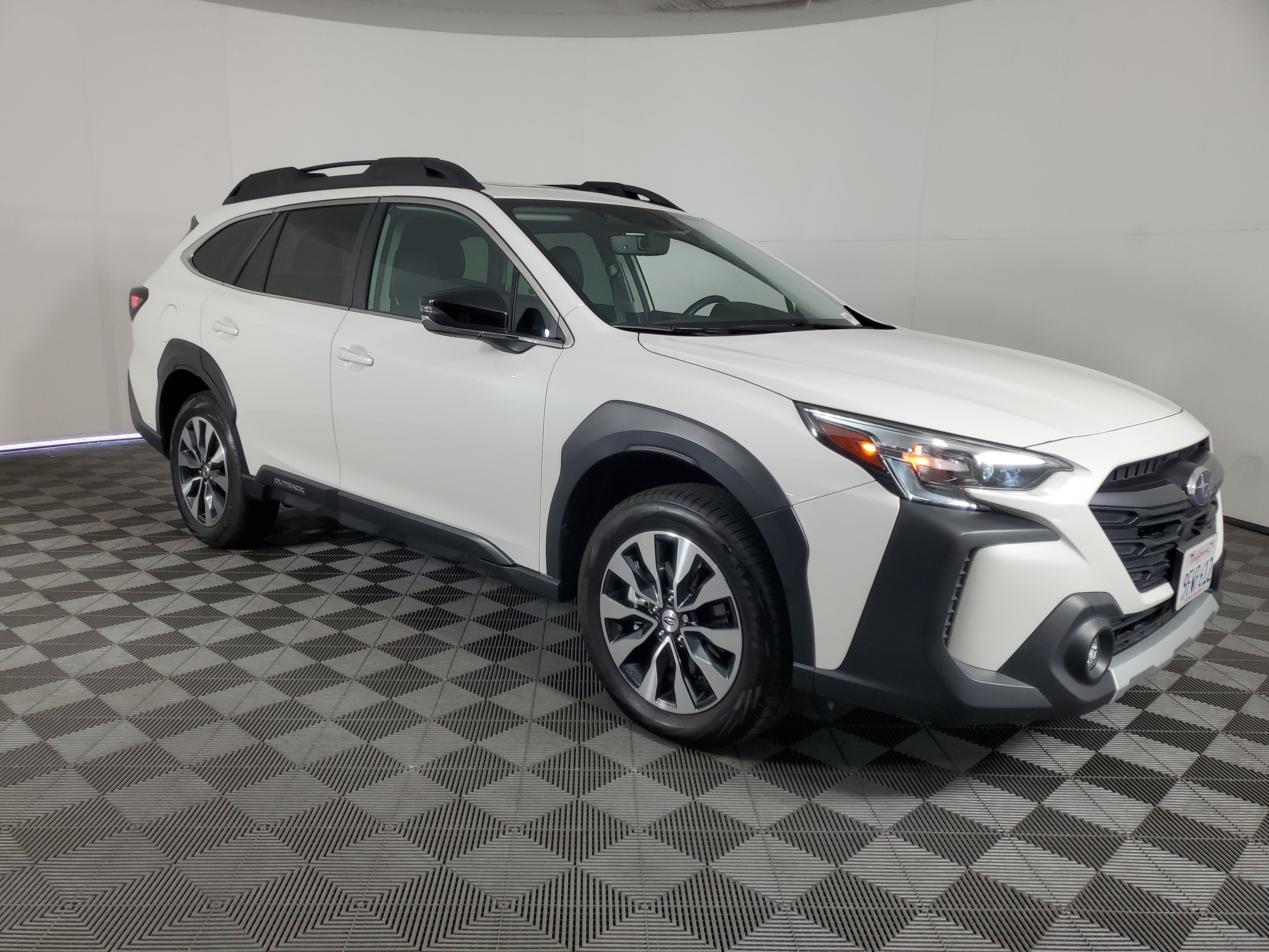 Used 2023 Subaru Outback Limited AWD/4WD image 2