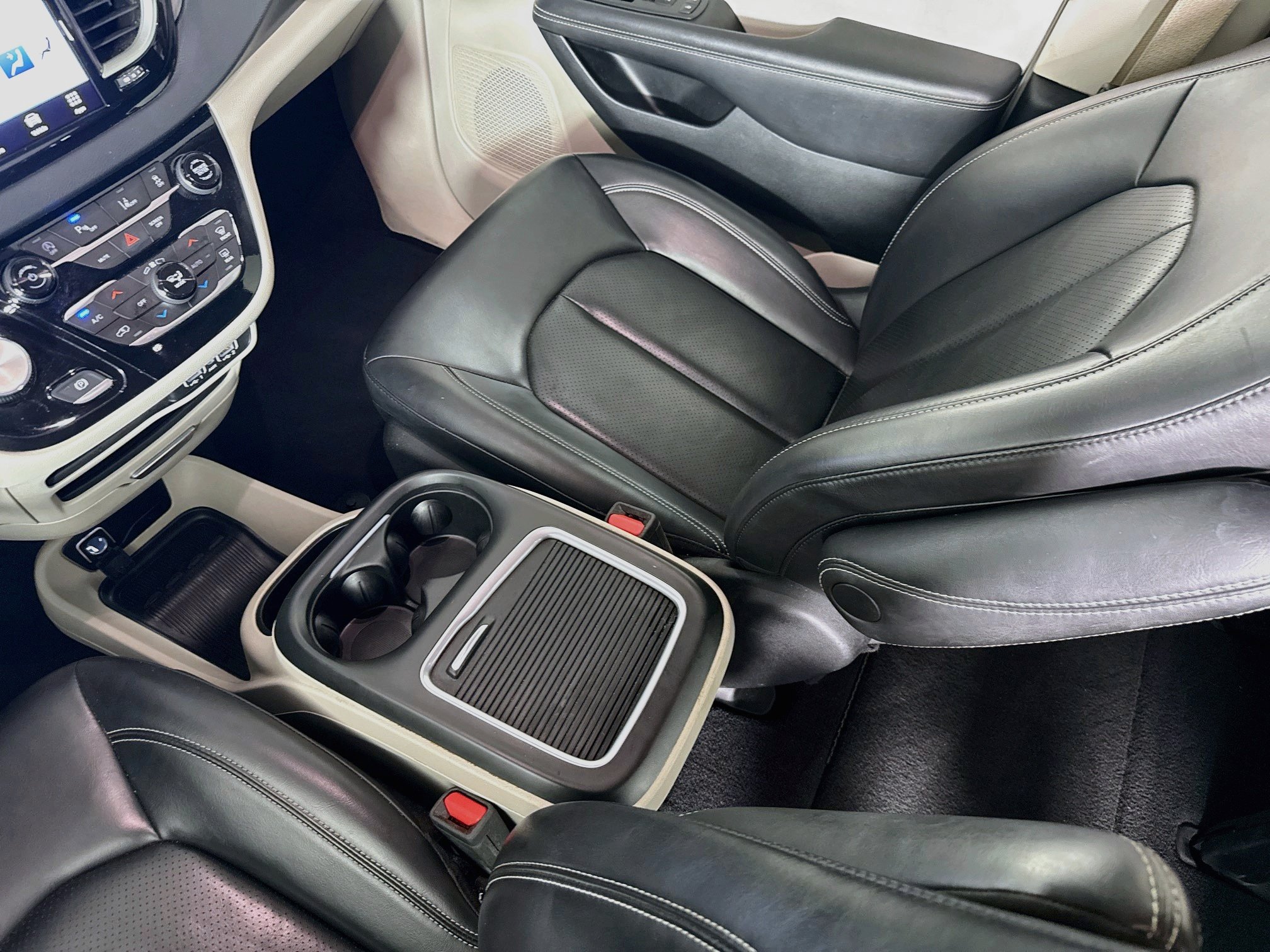 Used 2024 Chrysler Pacifica Touring-L FWD image 26