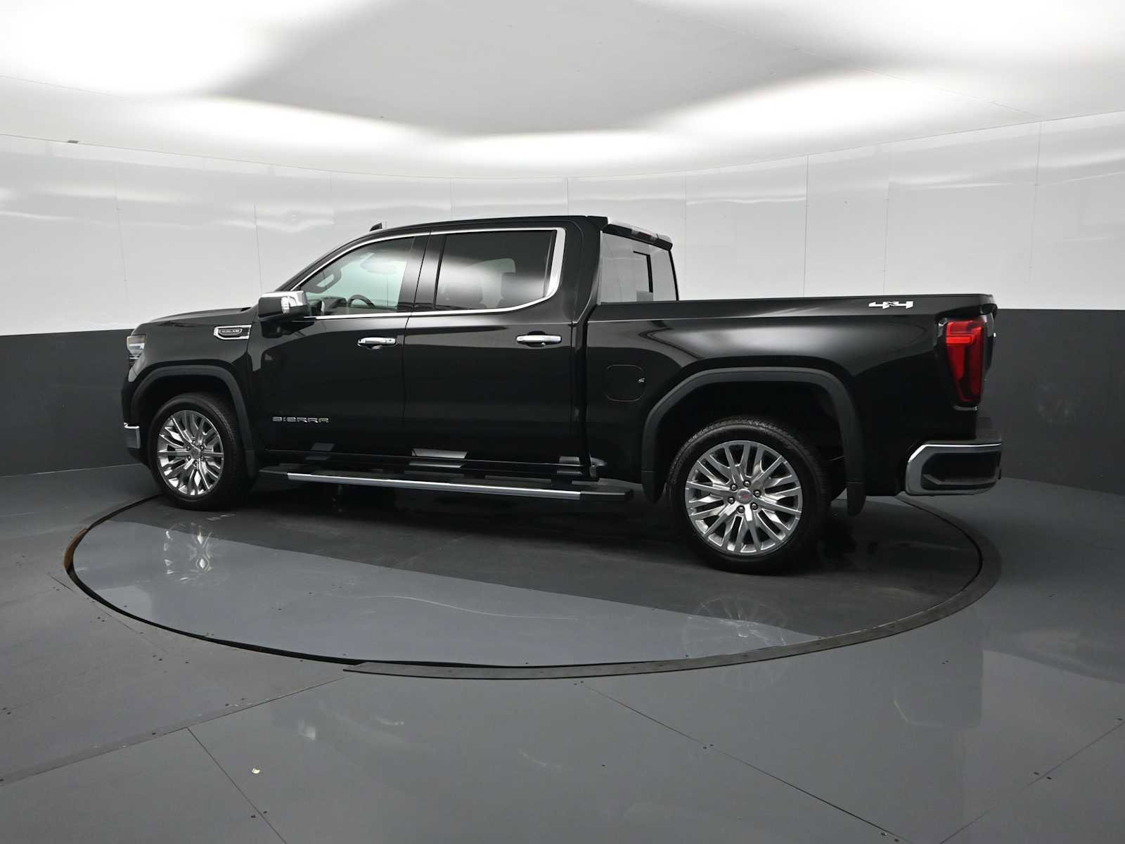 Used 2024 GMC Sierra 1500 SLT w/ SLT Convenience Package AWD/4WD image 4