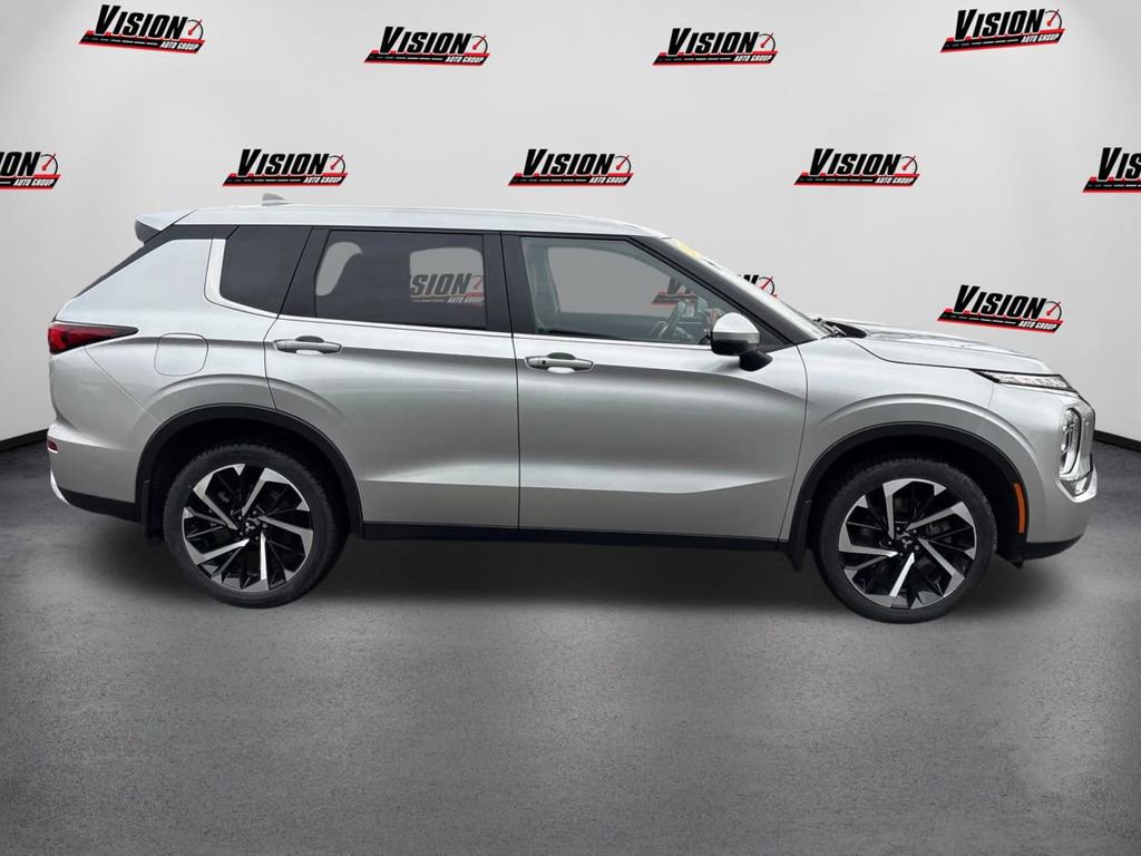 Used 2024 Mitsubishi Outlander SE image 4