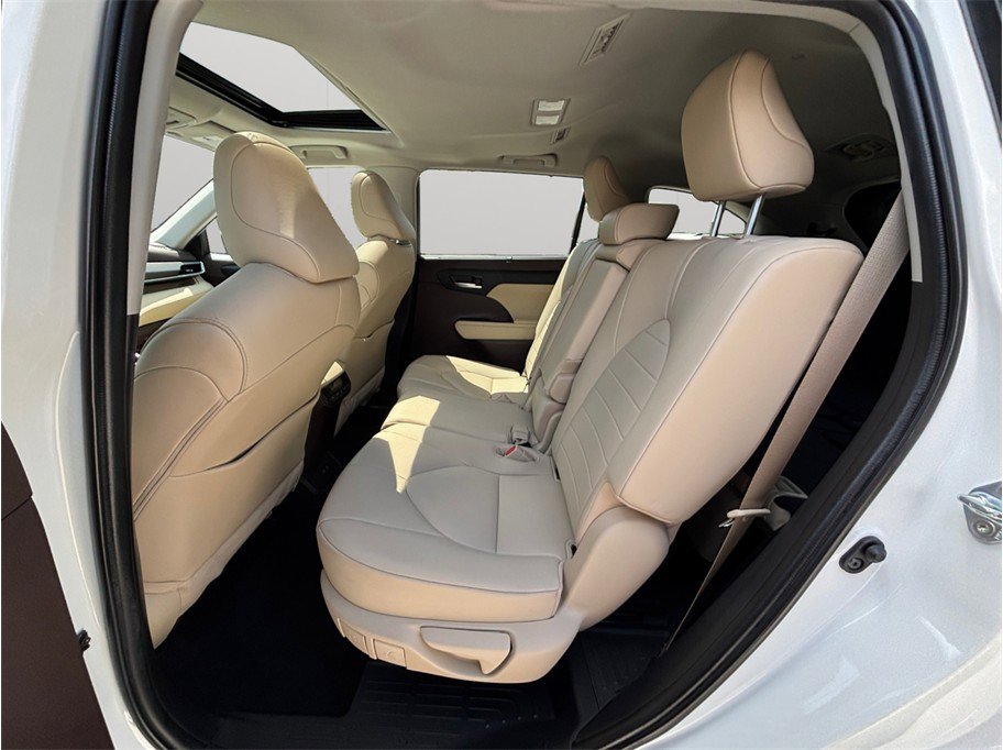 Used 2020 Toyota Highlander XLE FWD image 35