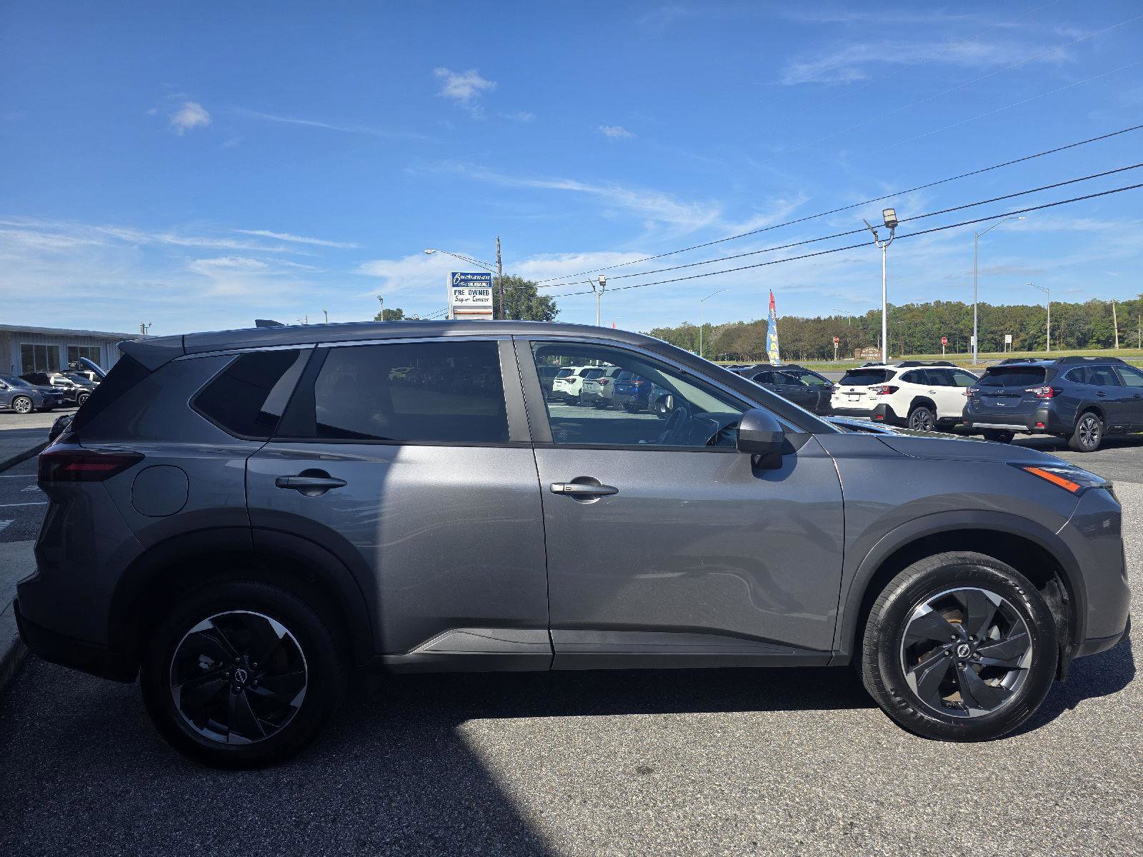 Used 2024 Nissan Rogue SV image 4